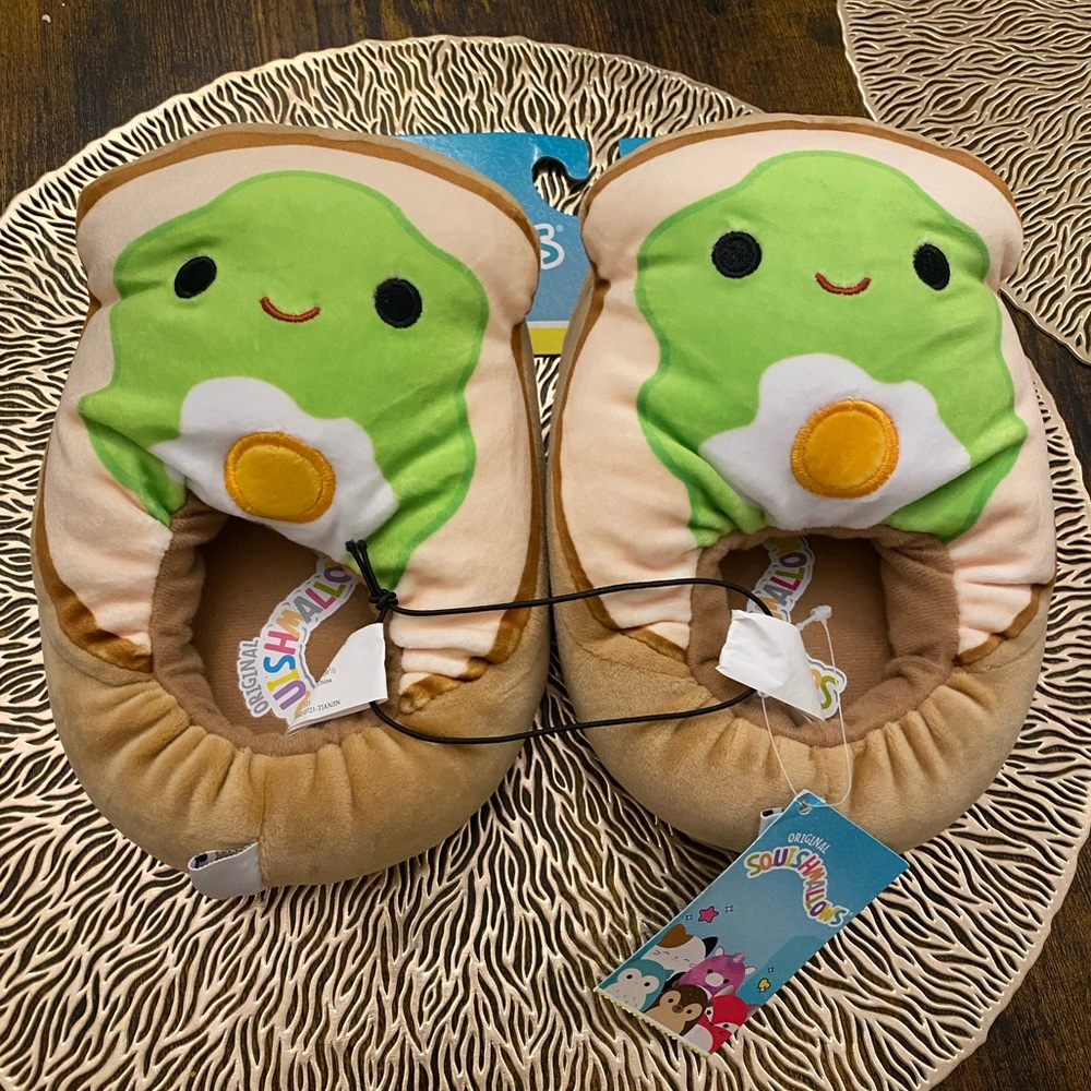 NWT Squishmallows Girl Slipper (Avocado Toast)